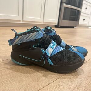 LeBron James Soldier 9 IX GS Black Beta Blue Sneaker Size 7Y Women’s 8.5